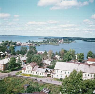 Вид на город и озеро Селигер.